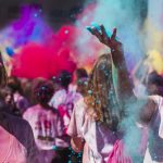 neuromarketing_happy-young-women-playing-with-holi-colors